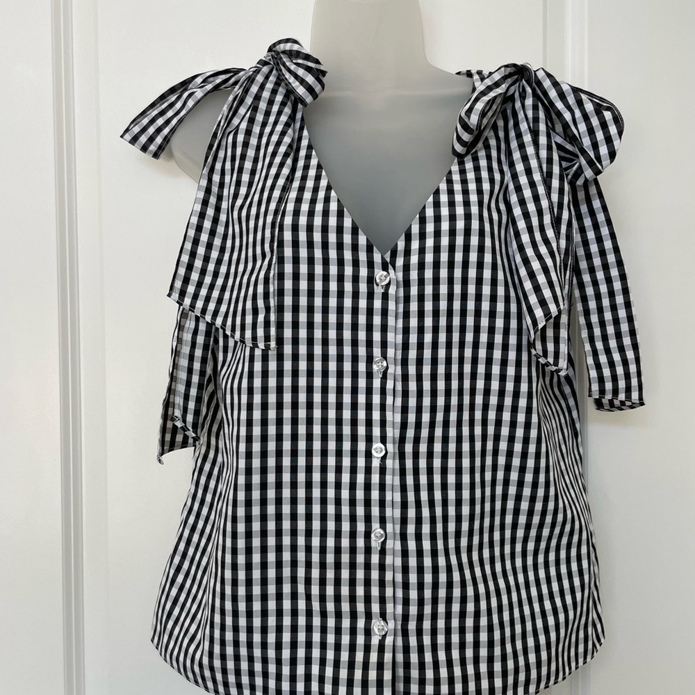 Women’s sleeveless shirt